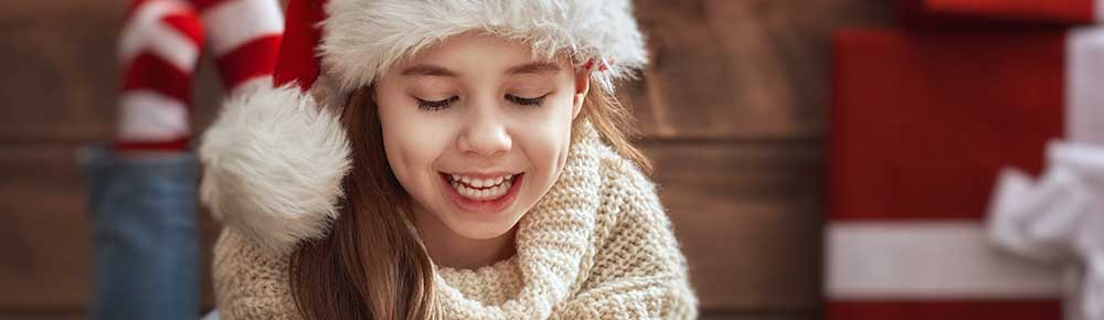 kind-weihnachts-geschenk-oeffnen-single